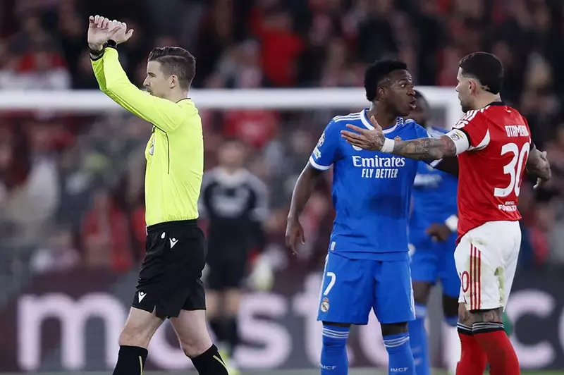 عاجل| غرامة تصل لـ6 مليون دولار.. ما هي إشارة "لا للعنصرية" التي ظهرت في مباراة بنفيكا وريال مدريد؟ 